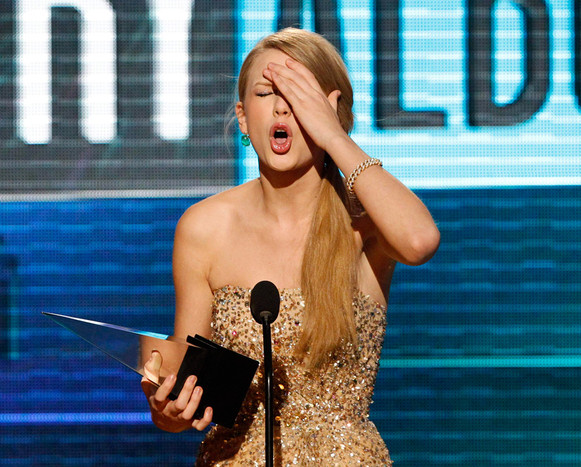 Абсолютным победителем стала кантри-певица Тейлор Свифт, выигравшая в&nbsp;главной номинации «артист года».
