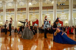 Дебютантка журнала Tatler Елизавета Мамиашвили танцует на балу в Колонном зале Дома союзов. 