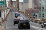 Полицейский конвой с наркобароном Хоакином «Эль Чапо» Гусманом на Бруклинском мосту в Нью-Йорке, 3 февраля 2017 года