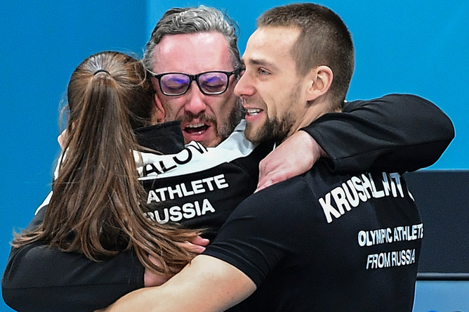 Российские спортсмены Анастасия Брызгалова, Александр Крушельницкий и их тренер Василий Гудин после победы в матче за третье место турнира по керлингу Россия – Норвегия на соревнованиях в дисциплине дабл-микст на Олимпийских играх в Пхенчане, 13 февраля 2018 года