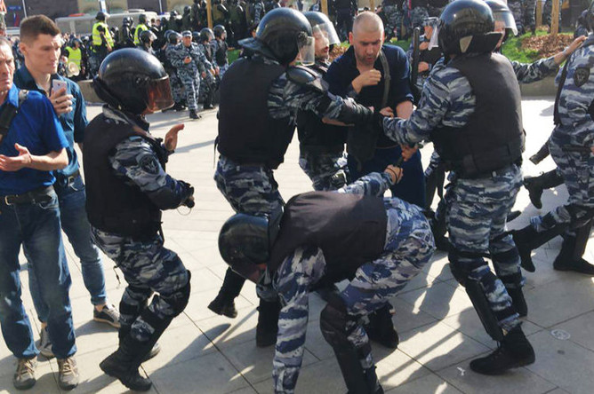 Во время несогласованной акции сторонников оппозиционного политика Алексея Навального в центре Москвы, 5 мая 2018 года