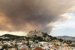 Дым от лесных пожаров виден в Афинах, 24 июля 2018 года