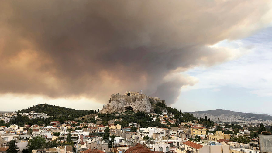 Дым от лесных пожаров виден в&nbsp;Афинах, 24 июля 2018 года