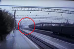 Момент обрушения автомобильного моста на железнодорожные пути Транссибирской магистрали в городе Свободный, 9 октября 2018 года (кадр из видео)