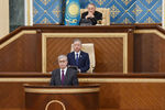 Председатель Сената Парламента Казахстана Касым-Жомарт Токаев (на первом плане) и экс-президент Казахстана Нурсултан Назарбаев (на дальнем плане) на совместном заседании палат парламента Казахстана, 20 марта 2019 года 