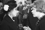 Советская киноактриса Инна Макарова и Гамина Джамуна на приеме делегации индийских кинематографистов в посольстве Республики Индии, 1966 год