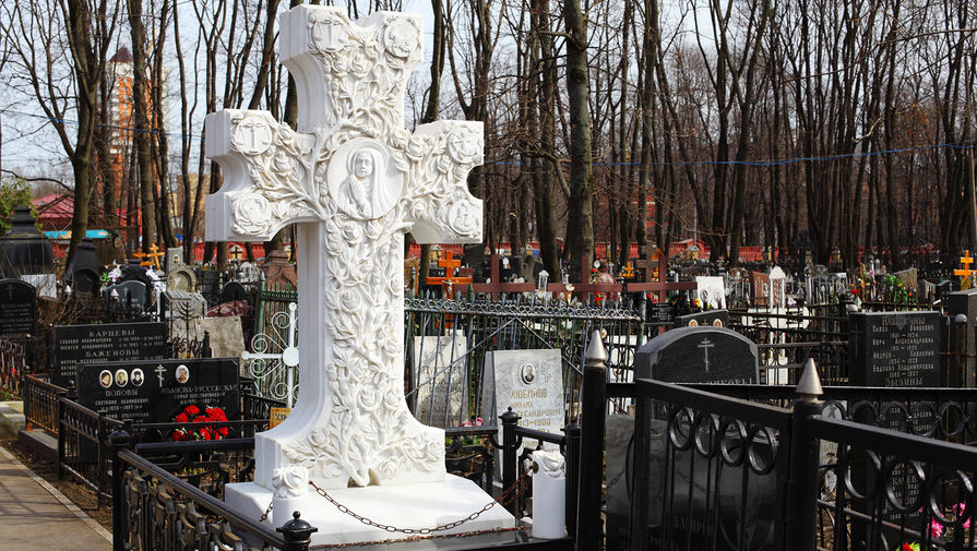В Москве пенсионерка умерла на могиле своего мужа на Красную горку