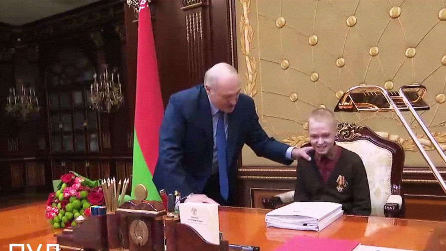 Лукашенко посадил школьника в свое кресло и рассказал об особенностях работы президента