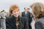 Супруга генерального секретаря ЦК КПСС Раиса Максимовна Горбачева во время проводов на аэродроме в Югославии, 1988 год