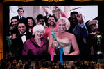 Актерский состав «Теда Лассо» появляется на экране, чтобы получить награду за выдающееся исполнение ансамбля в комедийном сериале на 28-й ежегодной церемонии вручения премии Гильдии киноактеров в Санта-Монике, Калифорния, США, 27 февраля 2022 года