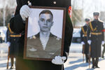Портрет сержанта Ильнура Сибгатуллина во время прощания на площади монумента Победы, в Нижнекамске, Республика Татарстан