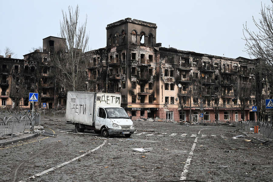 Площадь перед&nbsp;разрушенным жилым домом в&nbsp;Мариуполе, апрель 2022&nbsp;года