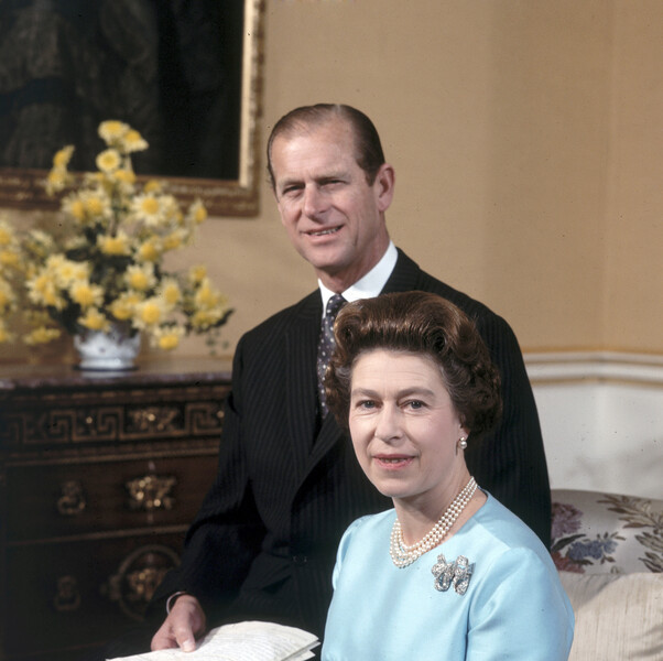Королева Елизавета II и принц Филипп позируют для&nbsp;портрета в&nbsp;честь 25-й годовщины свадьбы в&nbsp;Букингемском дворце, 20&nbsp;ноября 1972&nbsp;года