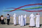 Авиационная пилотажная группа «Al Fursan» выступает на Международном авиационно-космическом салоне Dubai Airshow-2023 в Дубае, 14 ноября 2023 года