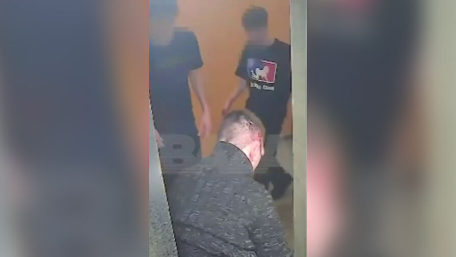 Подростки избили воронежца и выставили его без одежды на улицу, это попало на видео