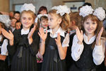 Учащиеся одной из школ во время торжественной линейки, посвященной Дню знаний, в поселке Александровка Донецкой области