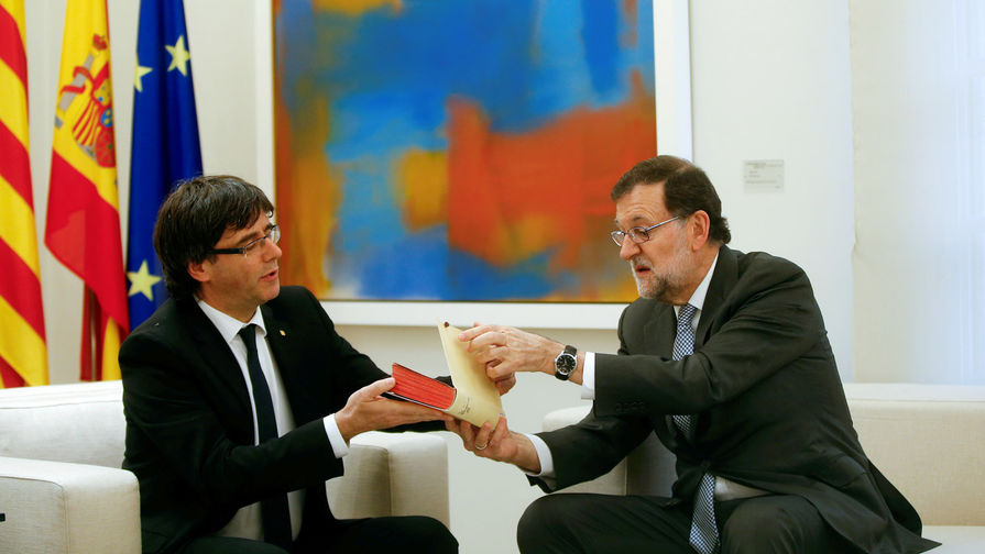 Председатель правительства Каталонии Карлес Пучдемон и премьер-министр Испании Мариано Рахой, 20 апреля 2016 года