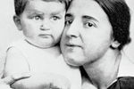 Жена Сталина Надежда Аллилуева с сыном Василием, 1922 год