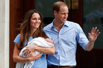 В 2013 году у пары родился первенец: принц Джордж появился на свет 22 июля в госпитале Святой Марии. По традиции, заложенной принцессой Дианой, герцоги позировали перед камерами на крыльце роддома с новорожденным младенцем на руках