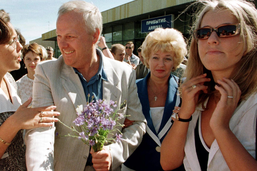 Бывший мэр Санкт-Петербурга Анатолий Собчак с&nbsp;женой Людмилой Нарусовой и дочерью Ксенией в&nbsp;аэропорту Пулково после возвращения из&nbsp;Франции, 12 июля 1999 года
