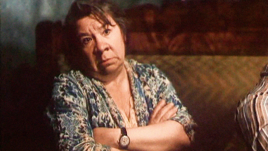 Кира Крейлис-Петрова в фильме «Окно в Париж» (1993)