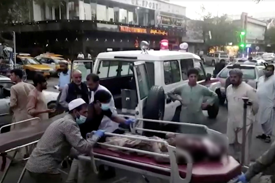 Пострадавших при взрывах в Кабуле доставляют в госпиталь, 26 августа 2022 года