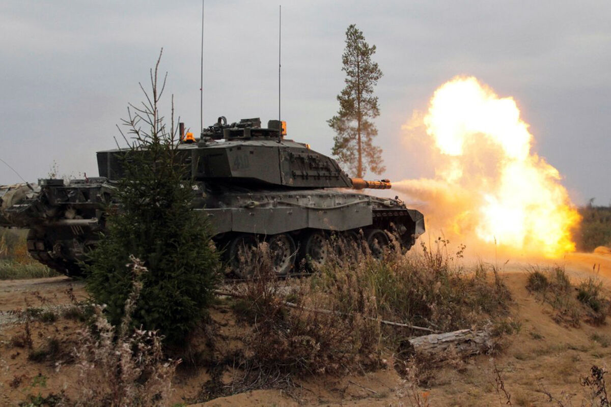 Танк ВСУ Challenger 2 увяз в грязи во время заезда с журналистами -  Газета.Ru | Новости