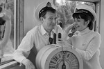 Актер Иннокентий Смоктуновский и польская актриса Малгожата Влодарова во время речной прогулки на теплоходе, организованной для участников V Московского международного кинофестиваля, 1967 год