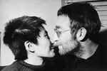 Музыкант Джон Леннон и его жена Йоко Оно обмениваются эскимосским поцелуем (трутся носами) во время интервью в Лондоне, 9 февраля 1970 года