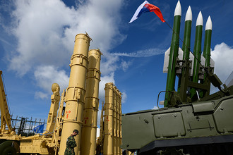 Зенитная ракетная система (ЗРС) «Антей-2500» (слева) и зенитный ракетный комплекс (ЗРК) «Бук-М2Э»