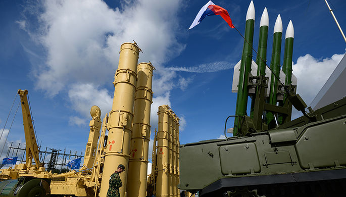 Зенитная ракетная система (ЗРС) «Антей-2500» (слева) и зенитный ракетный комплекс (ЗРК)...