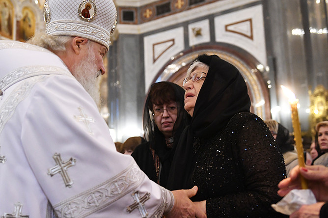 Патриарх Московский и всея Руси Кирилл и Мария Карлова, мать посла РФ в Турции Андрея Карлова, во время отпевания российского дипломата в храме Христа Спасителя