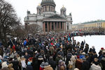 Участники акции против передачи Исаакиевского собора РПЦ около Исаакиевского собора. Санкт-Петербург. 12 февраля 2017 года