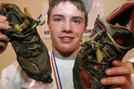 15-летний Бен Рассел с Аляски — победитель конкурса мерзких кроссовок в Монпелье, штат Вермонт, 2008 год