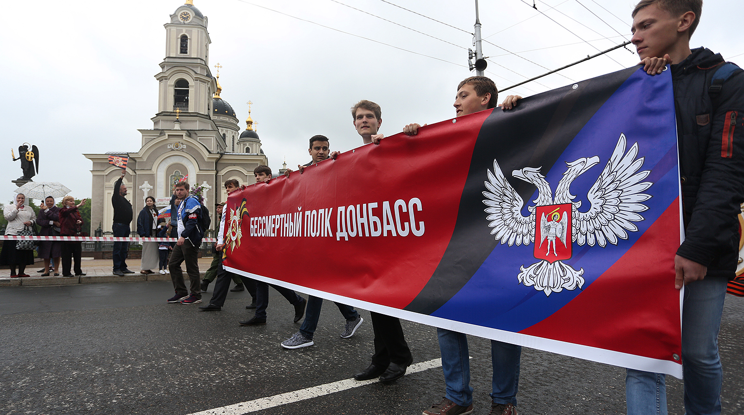 Участники акции памяти «Бессмертный полк» во время шествия по случаю 72-й годовщины Победы в Великой Отечественной войне в центре Донецка
