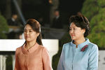Первые леди КНДР и Южной Кореи Ли Соль Чжу и Ким Джонсук во время встречи в демилитаризованной зоне, 27 апреля 2018 года