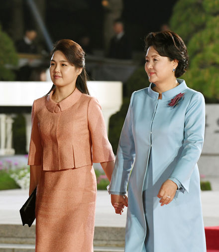 Первые леди КНДР и Южной Кореи Ли Соль Чжу и Ким Джонсук во время встречи в&nbsp;демилитаризованной зоне, 27 апреля 2018 года