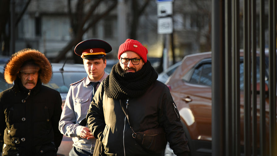 Режиссер Кирилл Серебренников перед слушанием по делу «Седьмой студии» у Мещанского суда Москвы, 13 ноября 2018 года