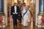 Президент США Дональд Трамп, его супруга Меланья и королева Елизавета II перед началом королевского ужина в Букингемском дворце, 3 июня 2019 года 