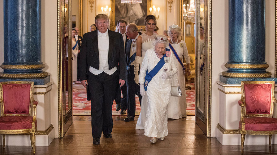 Президент США Дональд Трамп, его супруга Меланья и королева Елизавета II перед&nbsp;началом королевского ужина в&nbsp;Букингемском дворце, 3 июня 2019 года 