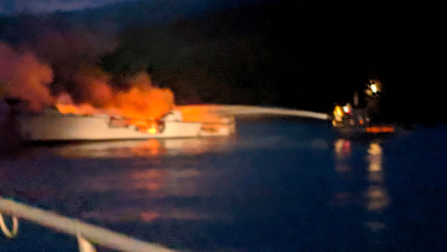 Тушение пожара на&nbsp;корабле у&nbsp;берегов Калифорнии, 2 сентября 2019 года