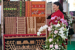 Первая леди Китая Пэн Лиюань на выставке индонезийских традиционных тканей в рамках саммита лидеров G20 в Нуса-Дуа, Бали, Индонезия, 15 ноября 2022 года