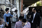 Мужчина совершает обряд капарот в преддверии Йом-Кипур (Дня искупления) в городе Бене Берак, Израиль, 21 сентября 2023 года
