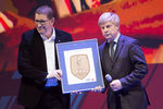 Президент РФС Николай Толстых получает нашивку действующего чемпиона мира по пляжному футболу