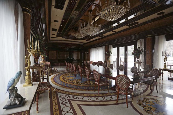 Одна из комнат резиденции президента Украины Виктора Януковича «Межигорье» под Киевом