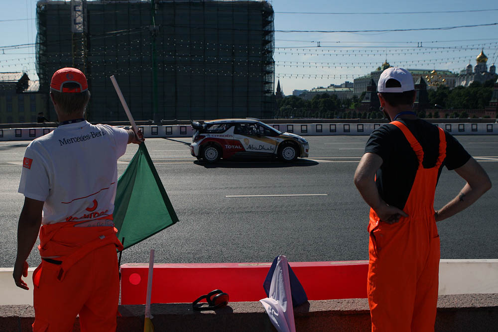 Во время показательных заездов участников Moscow City Racing