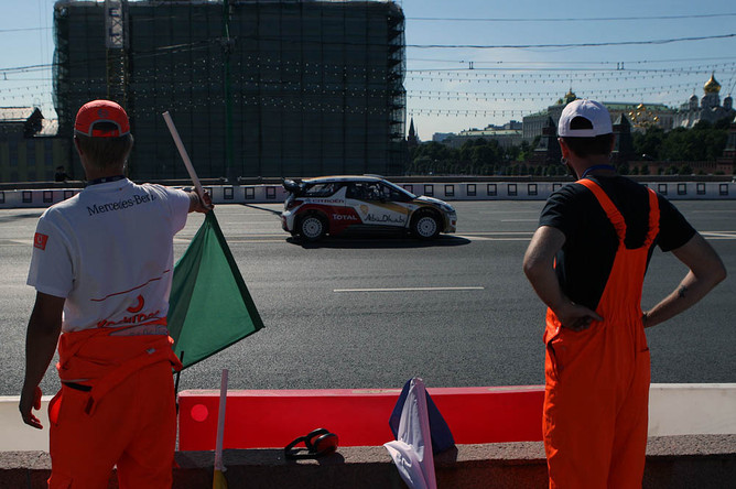 Во время показательных заездов участников Moscow City Racing