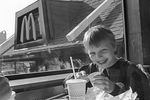 Ребенок в ресторане «Макдоналдс», 1991 год
