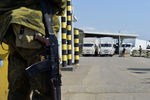 Автомобили из колонны с гуманитарной помощью для жителей юго-востока Украины во время прохождения российско-украинской границы на КПП «Изварино»