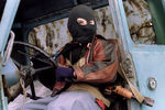 Ребенок, вооруженный автоматом Калашникова, на одной из улиц Грозного, 18 января 1995 года 